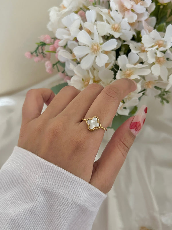 Reversible clover stainless steel ring with delicate design.