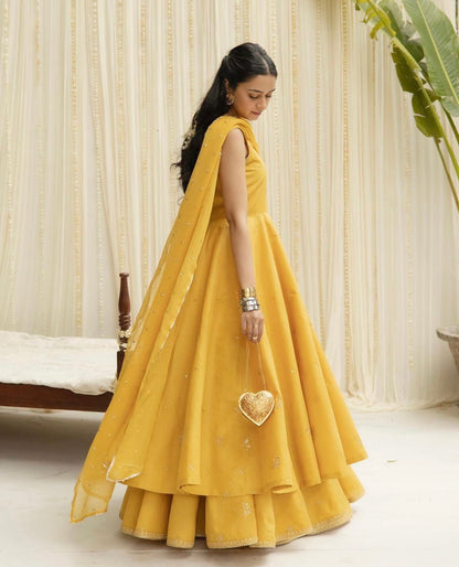 3️⃣-Piece Dress: Embroidered Dress, Dupatta, and Lehenga💛🌟